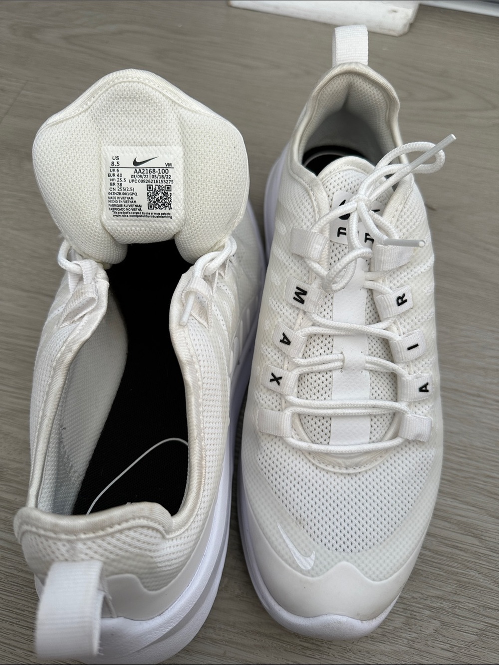 Nike Men’s White Air Max Lightweight Sneakers - Picture 2 of 3
